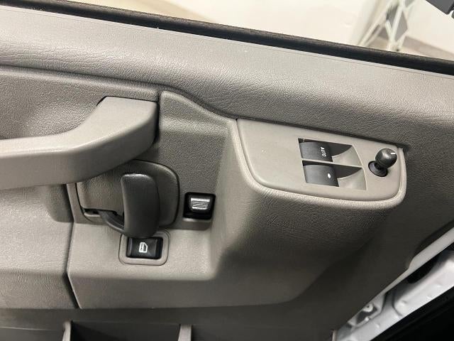 2025 Chevrolet Express Passenger 1LT